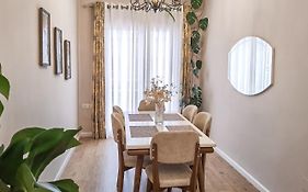 Joni & Joy Center Apartment