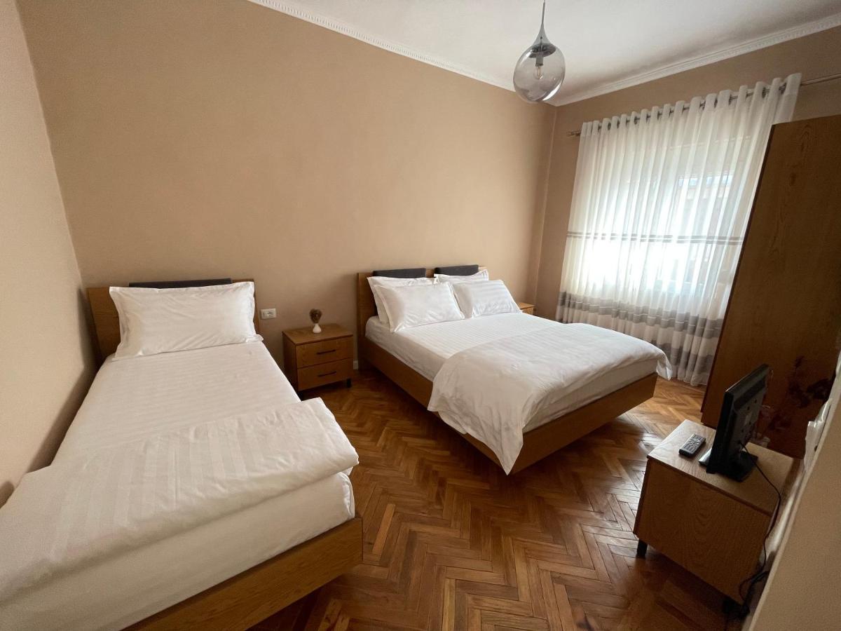 Joni & Joy Center Apartment Berat Buitenkant foto