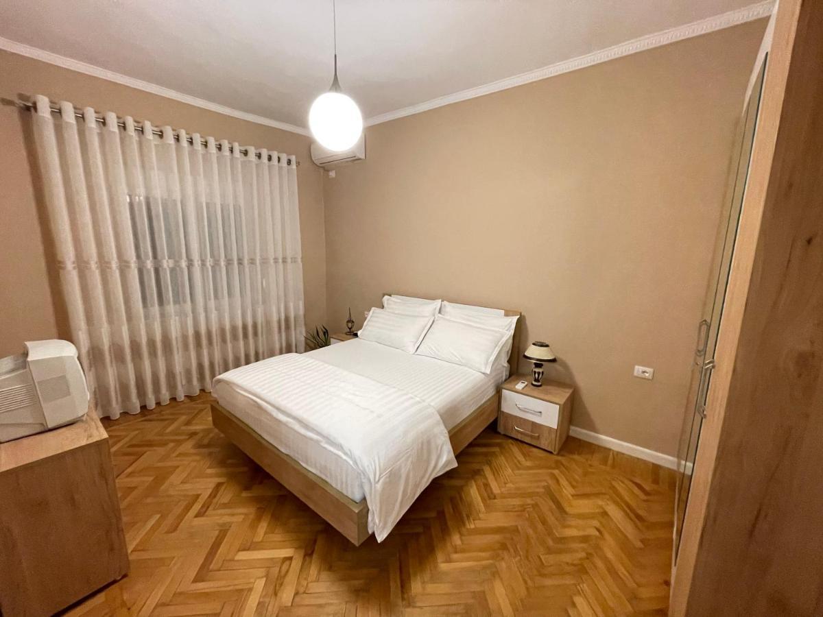 Joni & Joy Center Apartment Berat Buitenkant foto