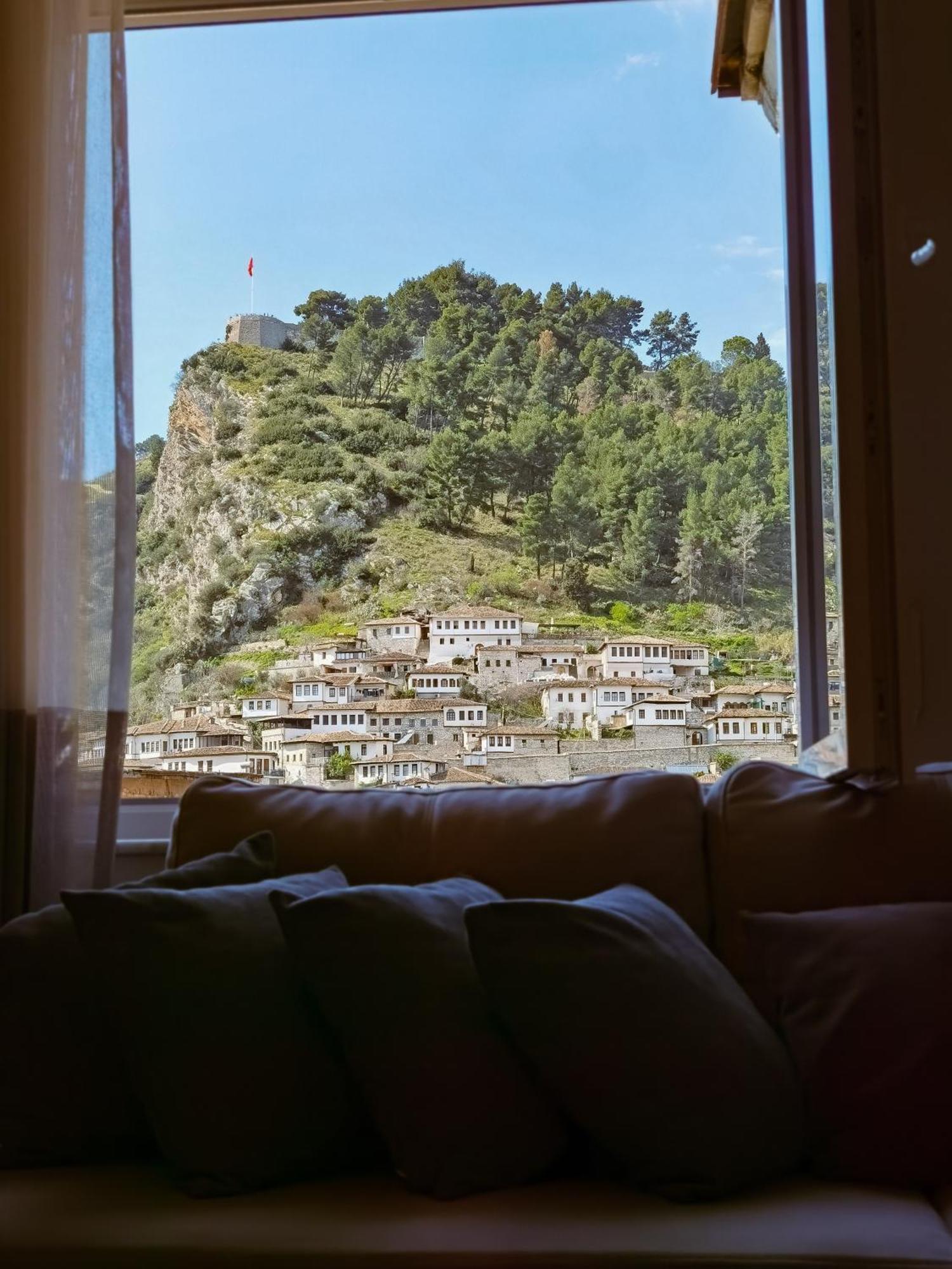 Joni & Joy Center Apartment Berat Buitenkant foto